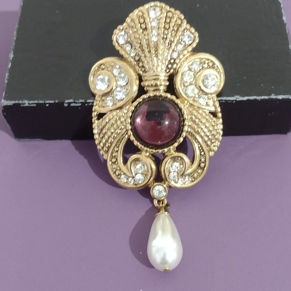 Vintage-Inspired Gold and Purple Brooch with Pearl Accent